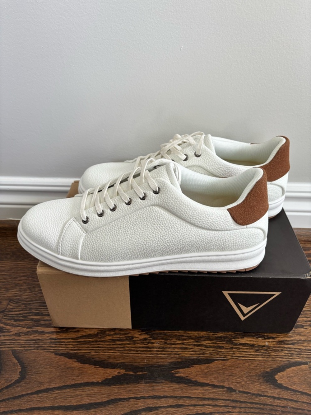 Men's White Low-Top Sneakers with Brown Heel Detail - Picture 4 of 5